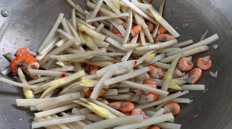 Xào ngó sen cùng tôm trên chảo