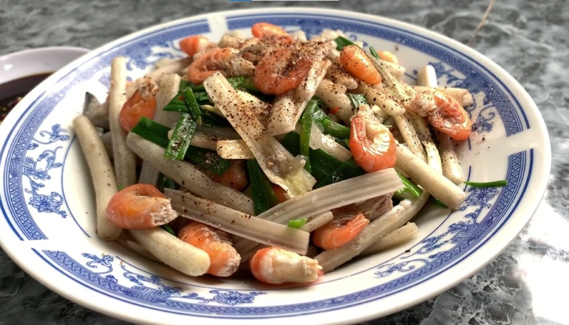 Ngó sen xào tôm rắc thêm tiêu