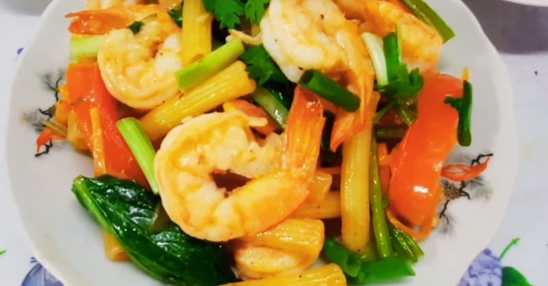 Trút món nui xào tôm ra dĩa