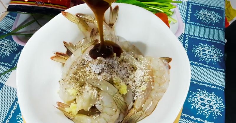 Công đoạn ướp tôm