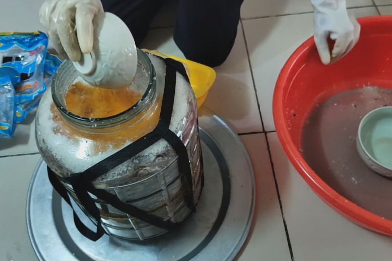 Xếp cá đã ướp vào hũ và ủ nước mắm