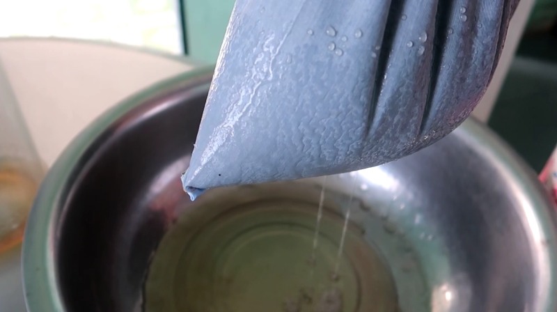 Dùng vải sạch lọc hỗn hợp nước mắm