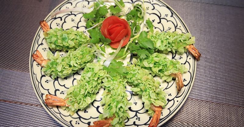 Món tôm chiên cốm xanh giòn tan, trang trí đẹp mắt