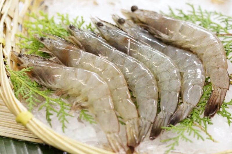 Tôm tươi làm sạch, nguyên liệu chính cho món tôm chiên dừa