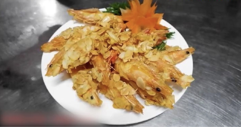 Tôm chiên hạnh nhân hoàn thiện, sẵn sàng thưởng thức