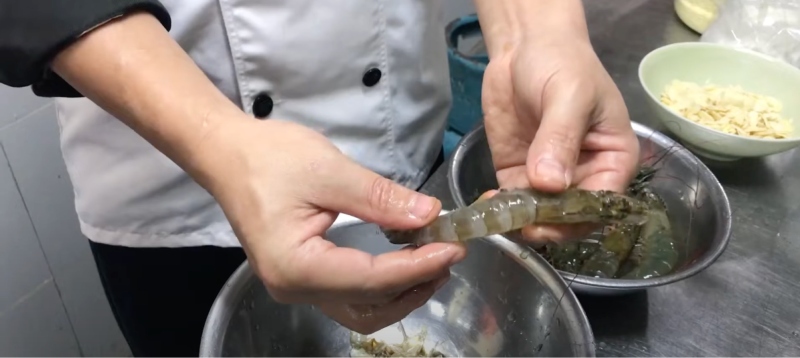 Sơ chế tôm trước khi chiên hạnh nhân