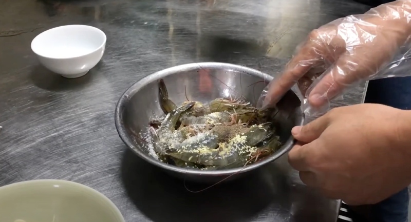 Thêm gia vị vào tôm trước khi chiên