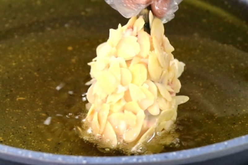 Chiên tôm với hạnh nhân vàng giòn và thơm