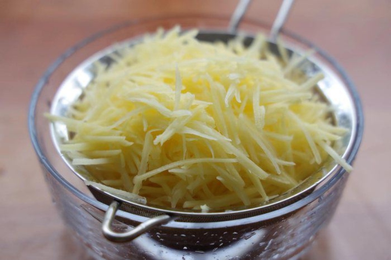 Khoai tây tươi được nạo sợi để phủ lên tôm