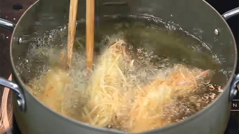 Chiên tôm với lớp khoai tây trong dầu nóng