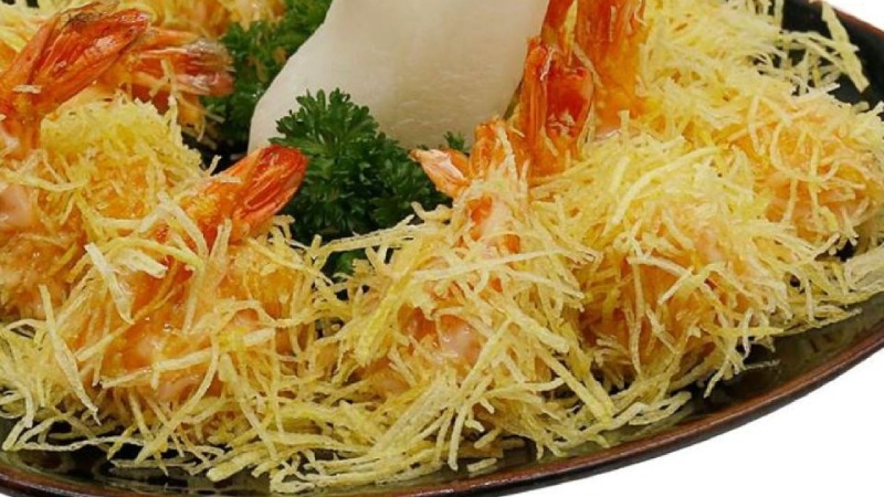 Đĩa tôm chiên hoàng bào thơm ngon, giòn rụm