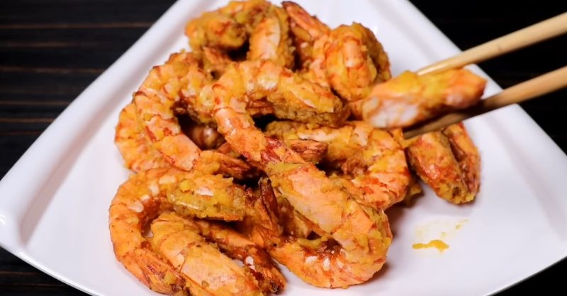 Tôm chiên hoàng kim vàng đều, phủ sốt trứng muối hấp dẫn