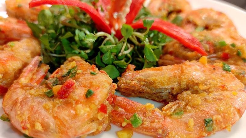Tôm chiên hoàng kim bày đĩa, trang trí ớt đỏ và rau mầm