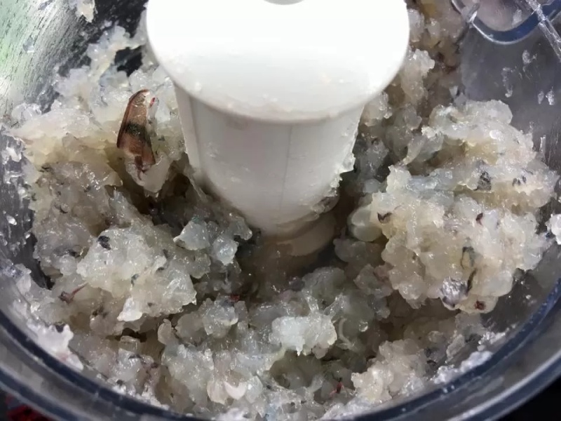 Tôm xay nhuyễn, trộn gia vị trong máy làm nhân tôm chiên