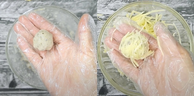 Tạo hình viên tôm tròn, lăn qua lớp khoai tây sợi bên ngoài.