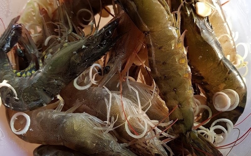 Công đoạn ướp tôm với sả