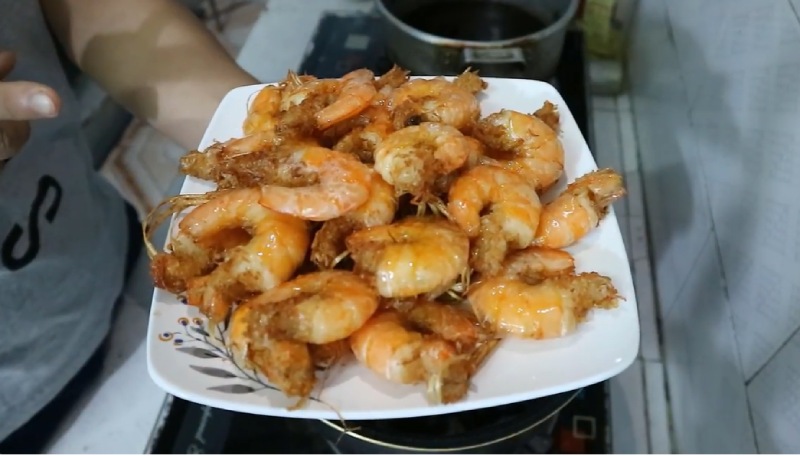 Tôm chiên sả vàng giòn sau khi chiên