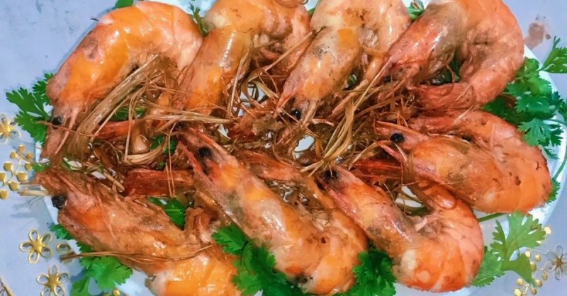 Tôm chiên sả bày trên đĩa, trang trí đẹp mắt