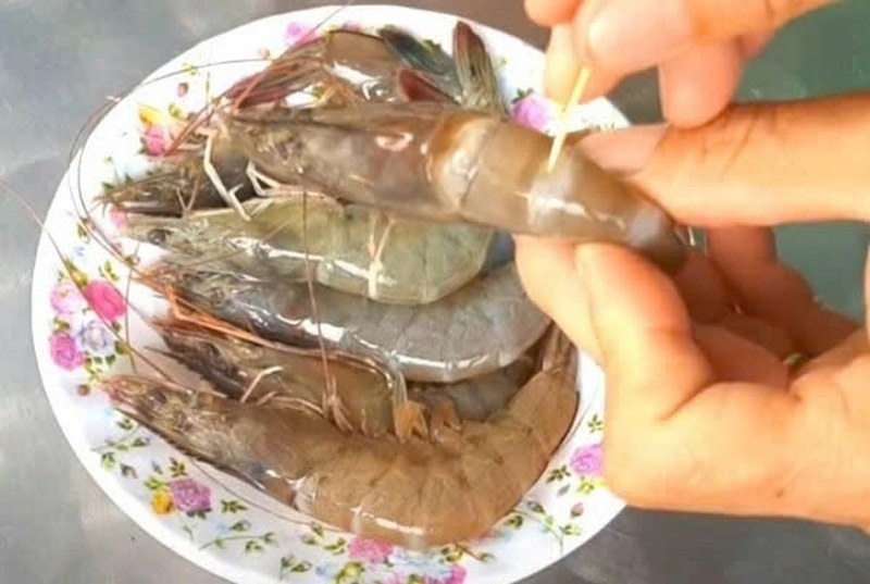 Bước lột vỏ và lấy chỉ tôm