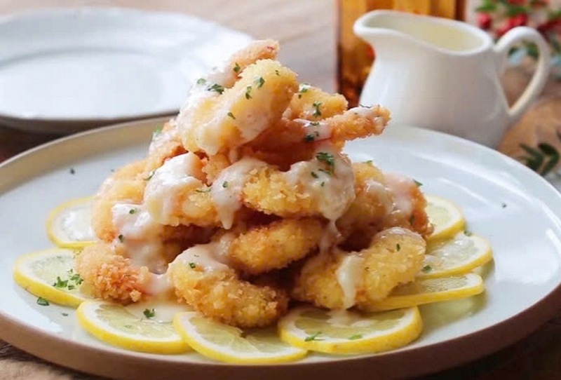 Tôm chiên sốt mayonnaise hoàn thiện, trang trí bắt mắt