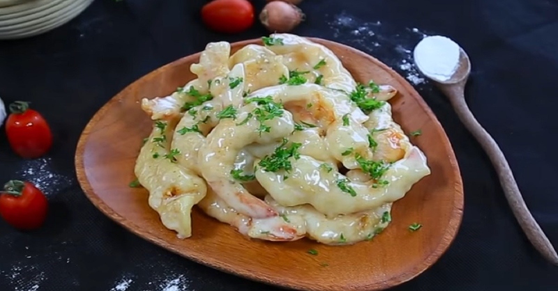 Tôm chiên xong, phủ sốt mayonnaise thơm ngon