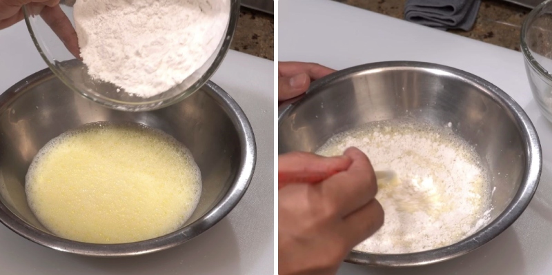 Trộn bột mì vào hỗn hợp trứng và nước làm bột Tempura