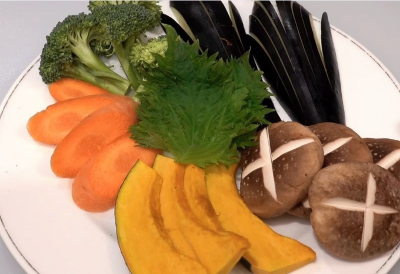 Rau củ thái lát sẵn như bí đỏ, nấm, cà rốt