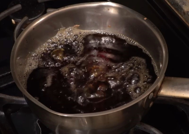 Nước sốt Tempura truyền thống được đun sôi trên bếp