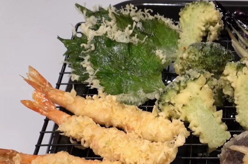 Tôm và rau củ Tempura chiên vàng, vớt ra ráo dầu