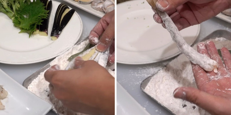 Lăn tôm và rau củ qua lớp bột khô mỏng trước khi chiên