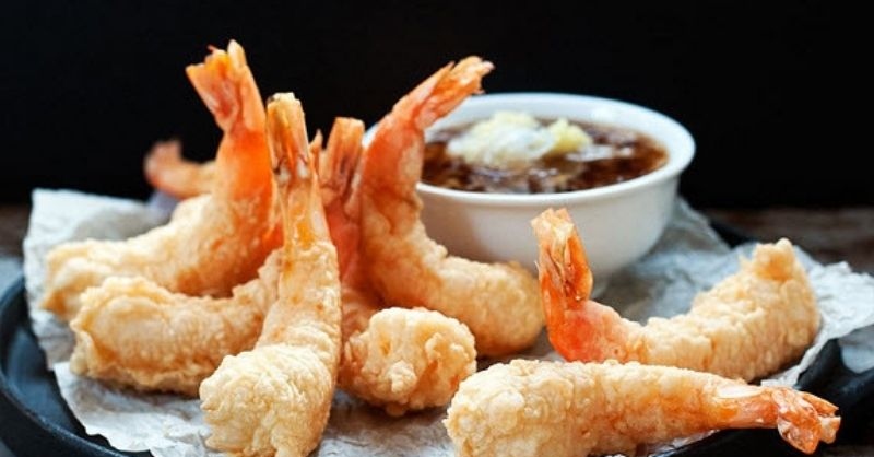 Tôm chiên Tempura vàng giòn, thưởng thức cùng nước sốt