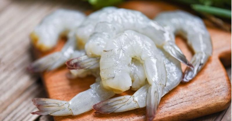 Lột bỏ phần đầu tôm và vỏ tôm