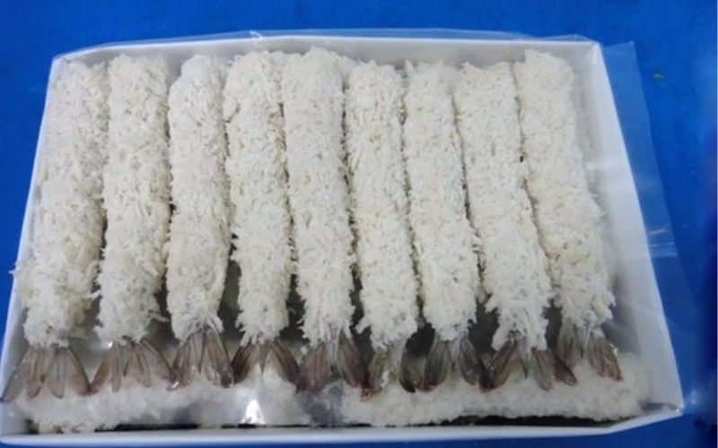 Lăn tôm qua bột chiên giòn