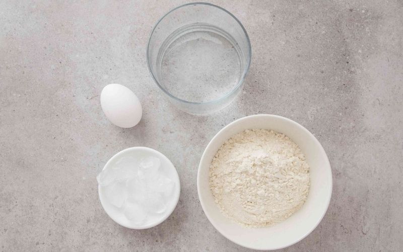 Các nguyên liệu để pha bột chiên giòn