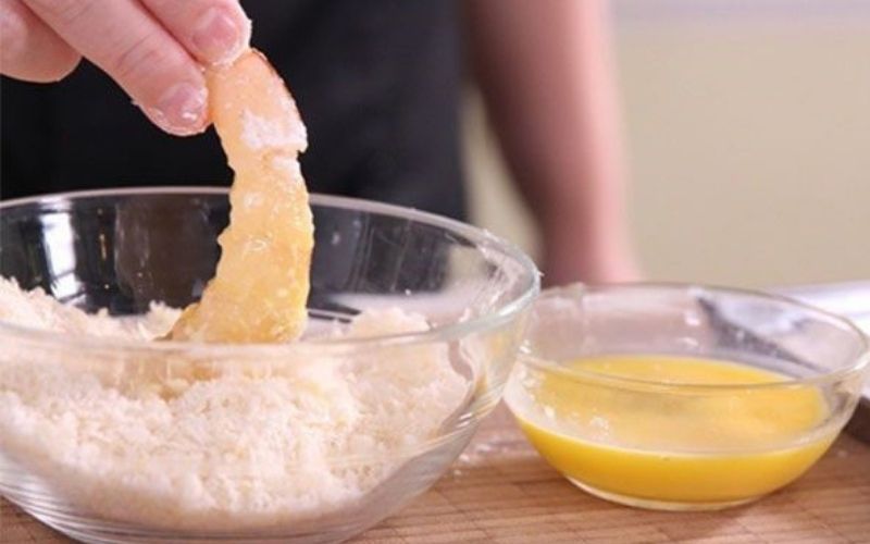 Lăn tôm qua bột chiên giòn