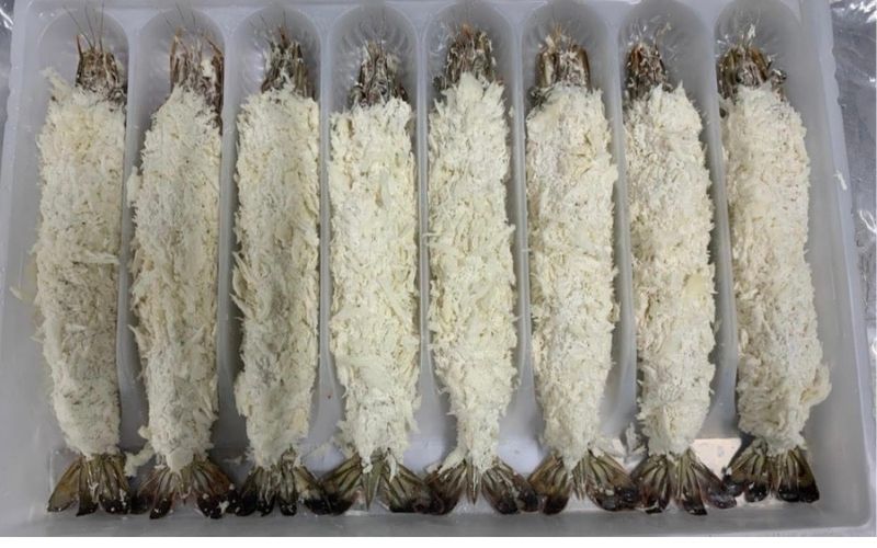 Lăn tôm qua bột chiên giòn