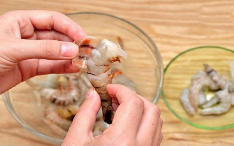 Bóc lột vỏ tôm