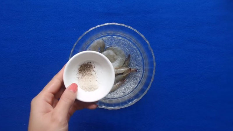 Ướp tôm tươi với muối và tiêu