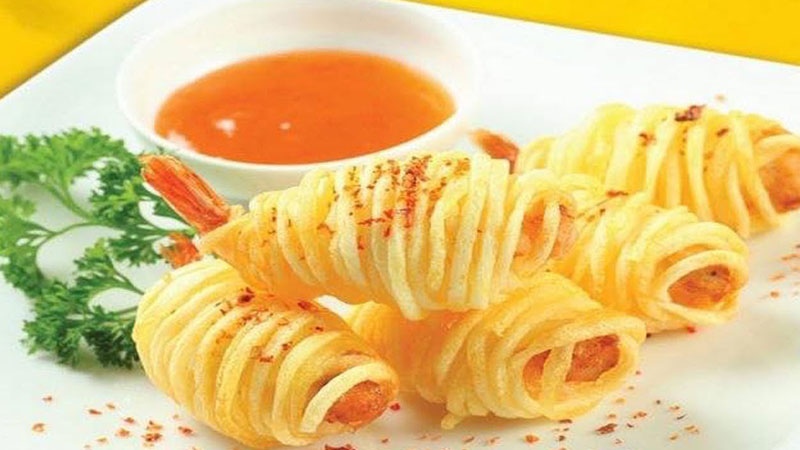 Thành phẩm tôm cuộn khoai tây chiên giòn, bày trí đẹp mắt trên đĩa