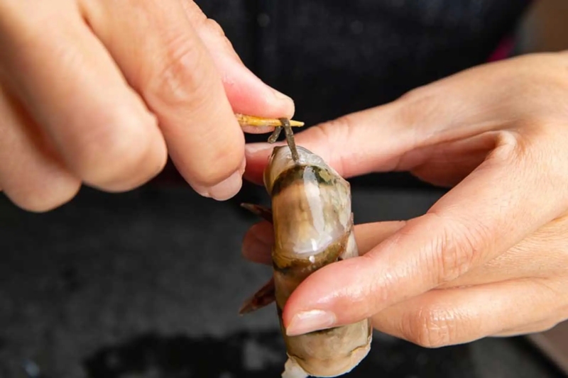 lấy chỉ lưng tôm