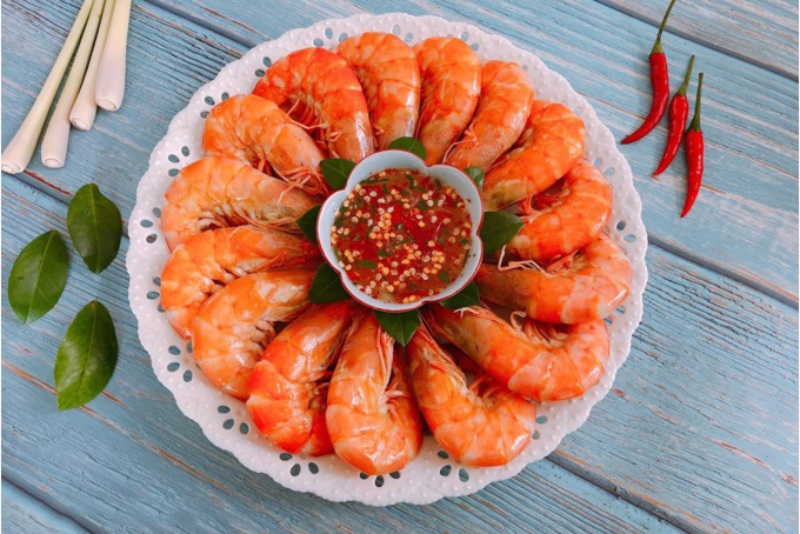 Đĩa tôm hấp Coca kèm nước chấm