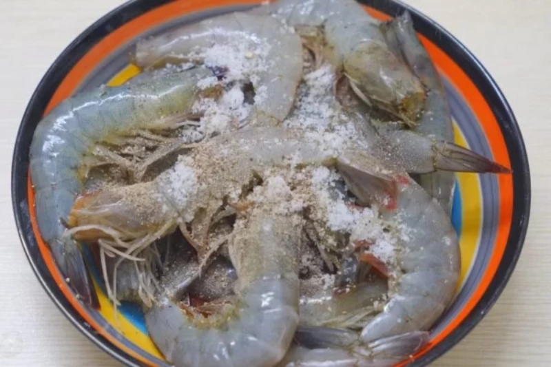 Ướp tôm với gia vị