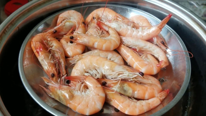 Hấp tôm chín trong xửng