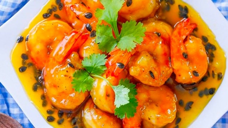 Tôm phủ sốt chanh dây trang trí rau mùi