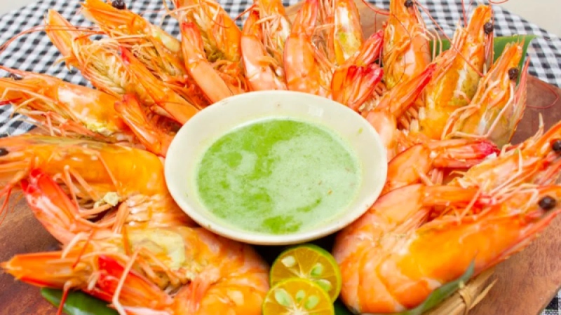 Tôm hấp Thái kèm chén nước chấm muối chanh