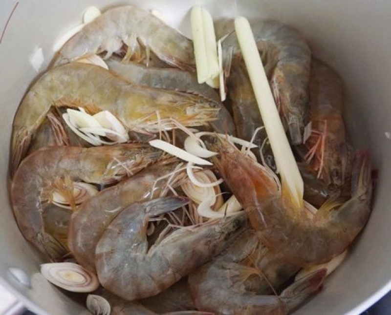 Ướp tôm với gia vị