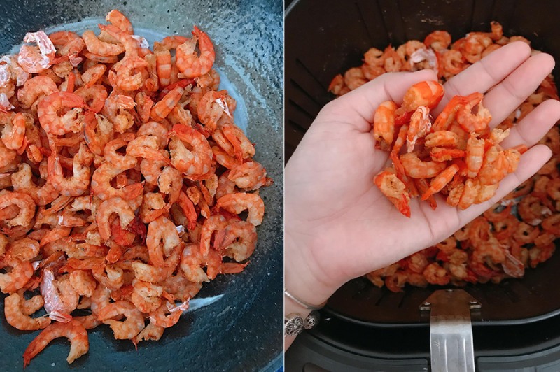 Đảo tôm trên chảo cho chín tới