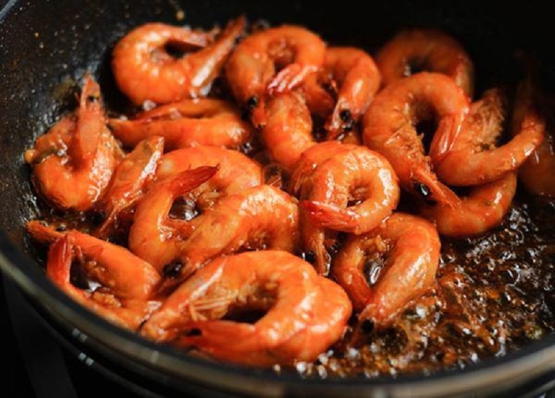 Tôm kho đến khi sệt lại