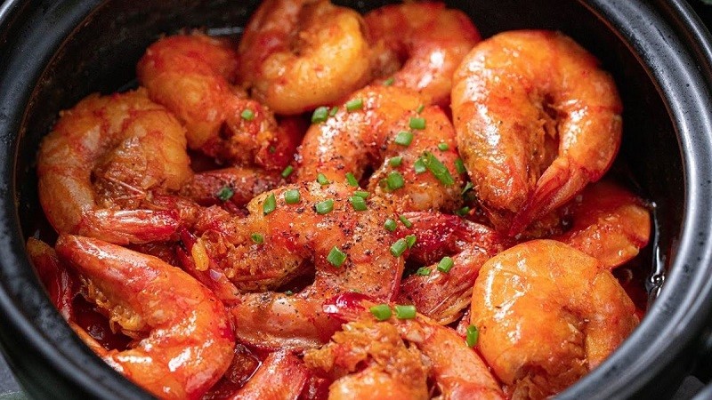 Món tôm kho hấp dẫn, màu cam bắt mắt