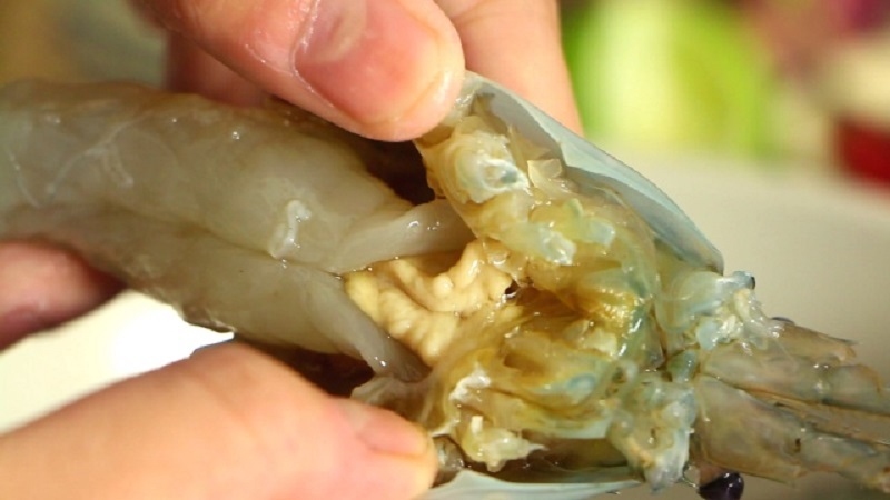 Tôm được lột vỏ, bóc phần đầu
